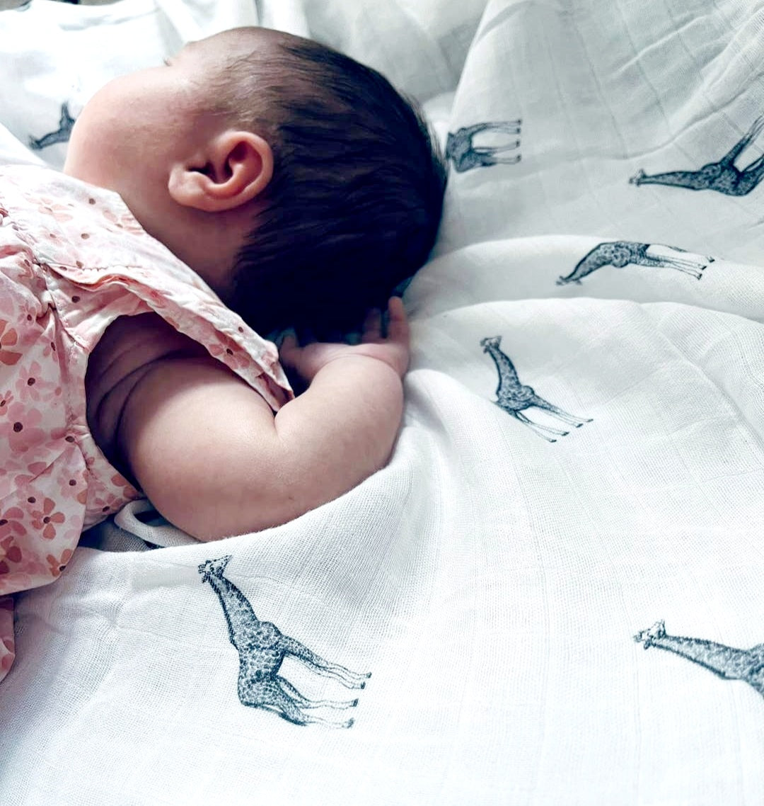 Bamboo & Cotton Muslin Swaddle - Giraffe    FREE UK Delivery